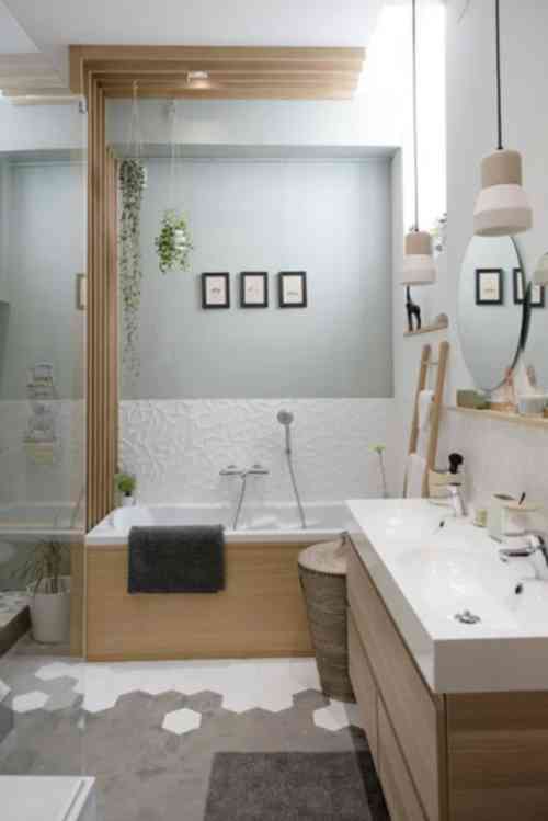 Salle de bain moderne avec une décoration scandinave. (© www.lanoemarion.com)