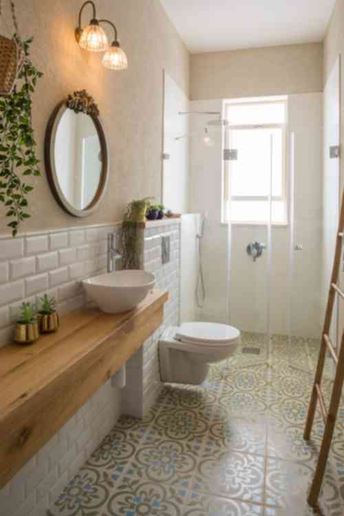 Salle de bain avec WC suspendu