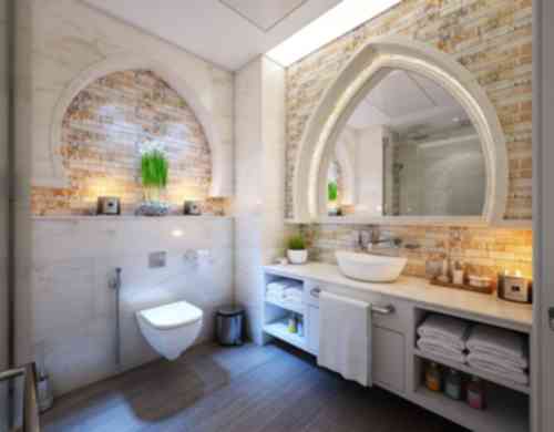 Salle de bain avec du carrelage adhésif, du parquet et du marbre. (Joey sur Pexels)