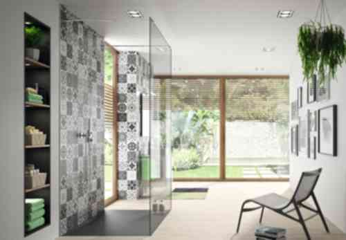 Douche à l'italienne avec des panneaux muraux style carreaux de ciment