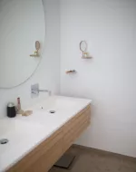 Vasque avec miroir dans une salle de bain. (Rene Asmussen sur Pexels)