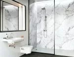 Salle de bain d'hôtel avec des panneaux imitation marbre
